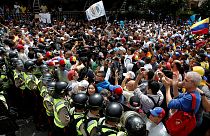 الفنزويليون يطالبون بعزل مادورو...وهو يرد بفرض حالة الطوارىء