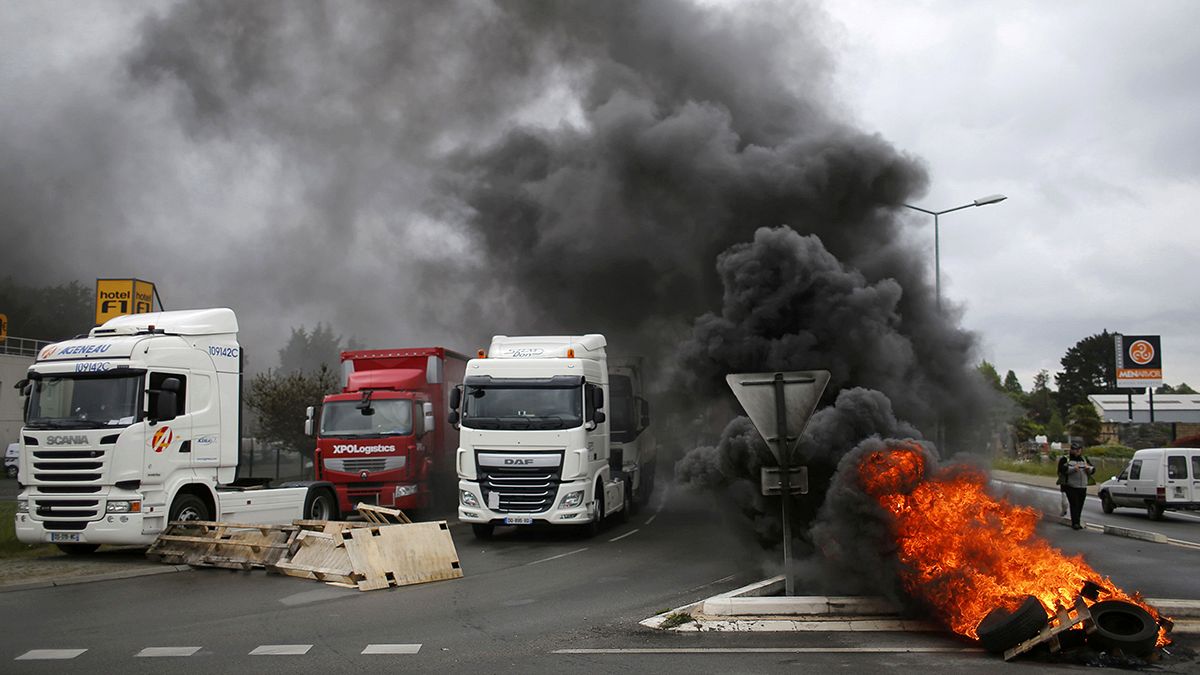 França: Estradas, caminhos de ferro e refinarias na rota dos protestos contra reforma laboral
