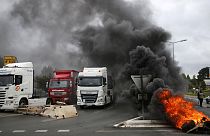 Grèves en France : trafic des trains perturbé, routes bloquées