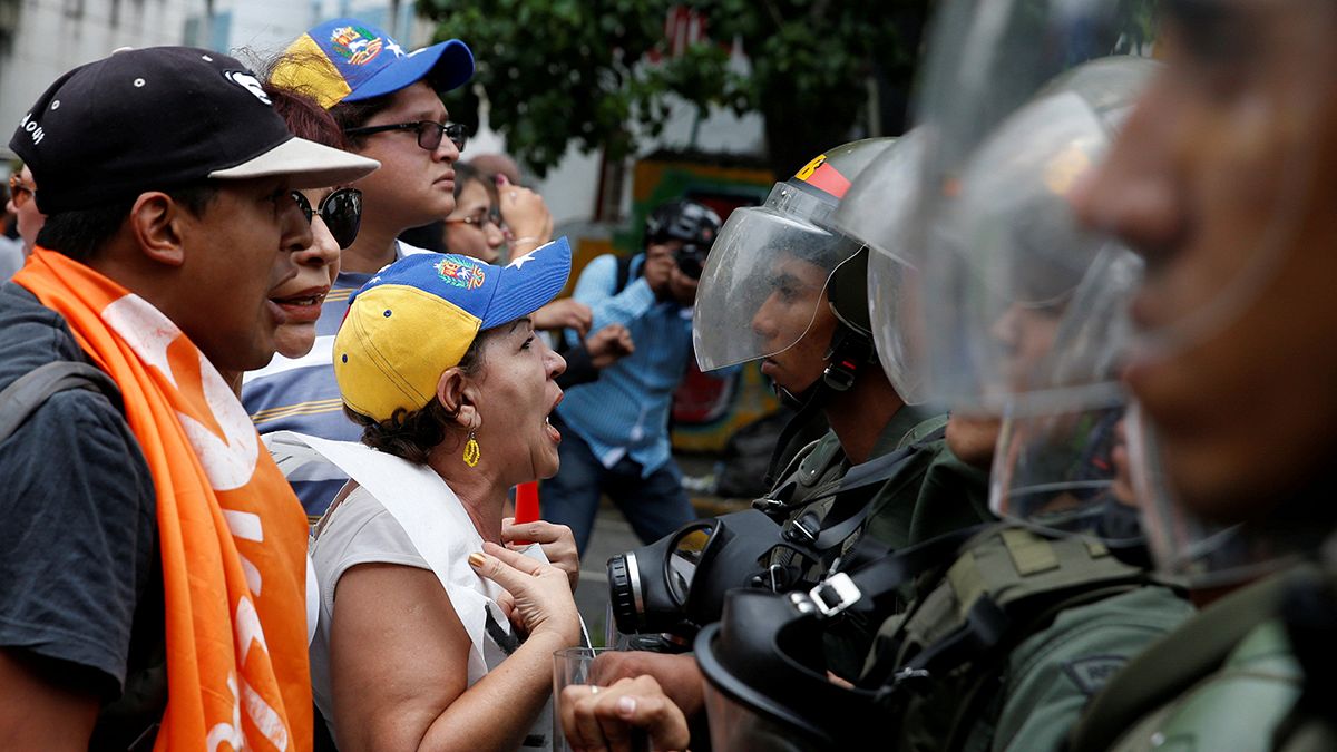 Волнения в Каракасе: демонстранты требуют отставки Мадуро
