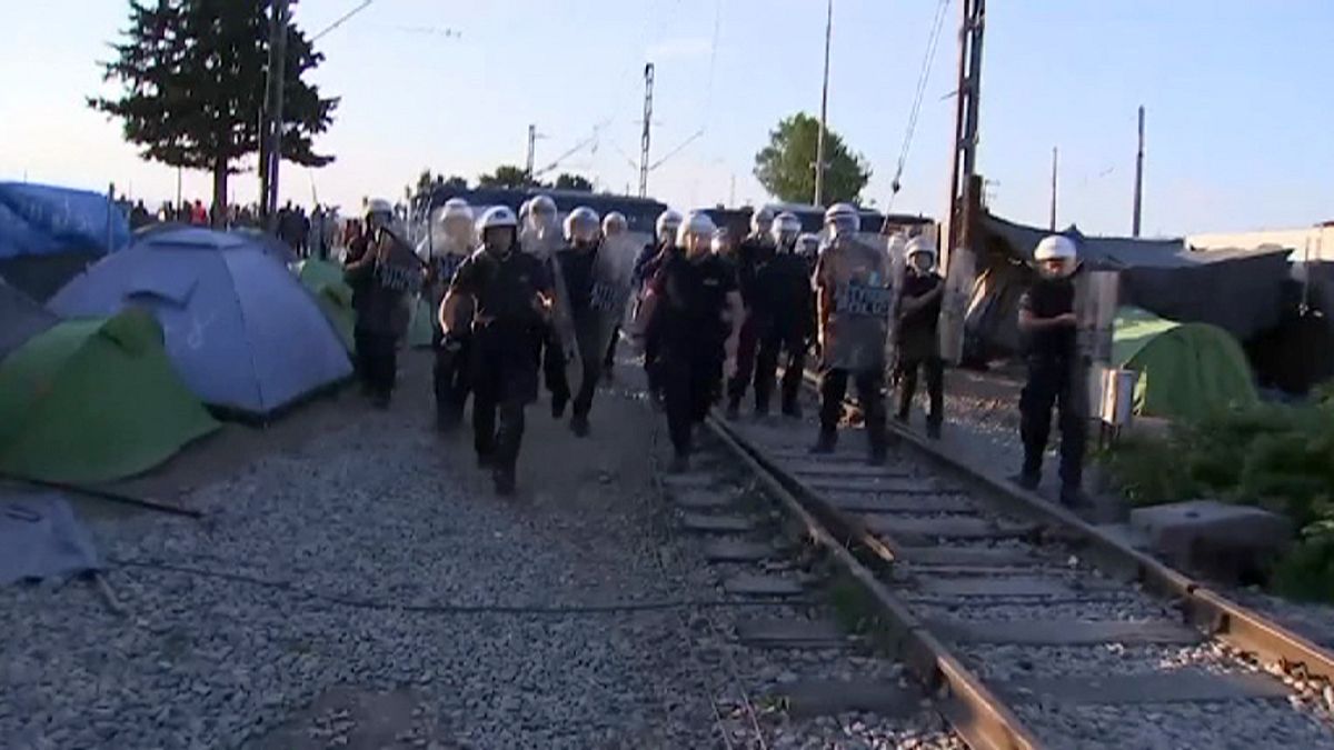 مشادات عنيفة بين الشرطة اليونانية واللاجئين في مخيم إيدوميني