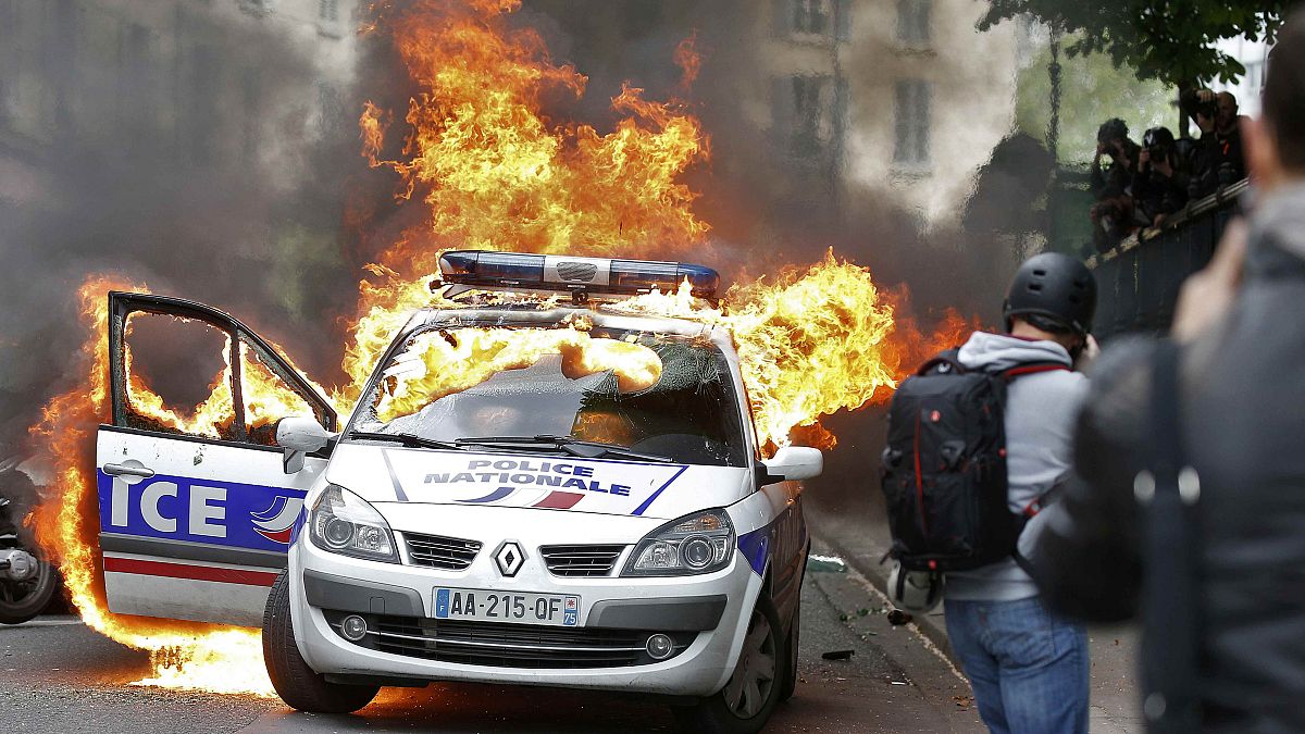 França: Veículo da polícia incendiado em jornada de manifestações contra e a favor dos agentes