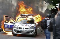 4 detenidos tras una espectacular agresión a un coche patrulla en París