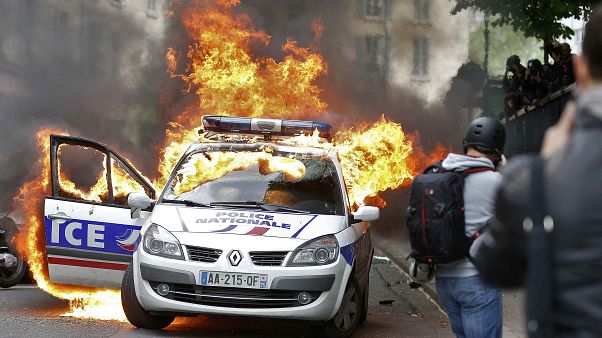 4 detenidos tras una espectacular agresión a un coche patrulla en París 4 detenidos tras una espectacular agresión a un coche patrulla en París
