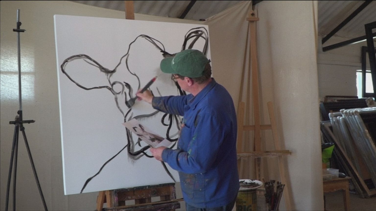 Pintor John Marshall tenta captar a originalidade de cada vaca