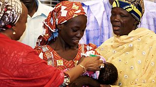El presidente de Nigeria recibe a Amina, una de las niñas rescatadas del yugo de Boko Haram
