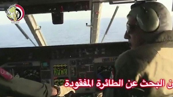 El Ejército egipcio afirma haber encontrado restos del avión siniestrado El Ejército egipcio afirma haber encontrado restos del avión siniestrado