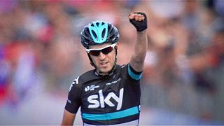 Mikel Nieve gana una etapa del Giro en la que la 'maglia rosa' cambia de dueño