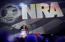 Donald Trump aponta armas a Clinton com o apoio da NRA