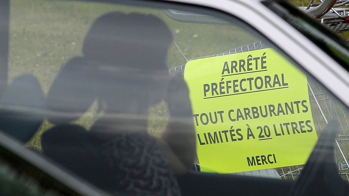 ندرة في الوقود في فرنسا بسبب الاحتجاجات ضد مشروع قانون العمل