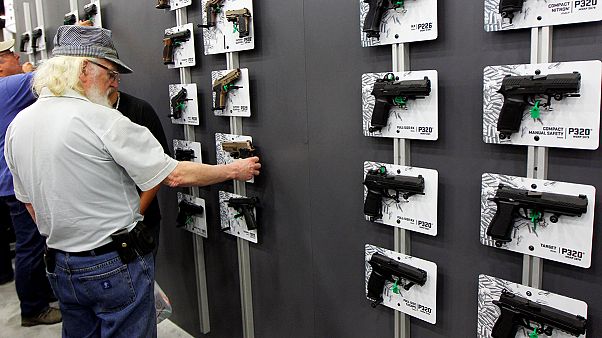 ΗΠΑ: Διαμάχη Κλίντον-Τραμπ με φόντο την οπλοκατοχή ΗΠΑ: Διαμάχη Κλίντον-Τραμπ με φόντο την οπλοκατοχή