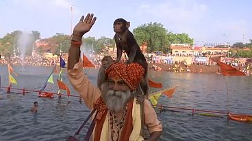 Hindular kutsal saydıkları nehirde yıkandı