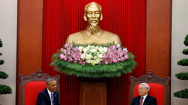 Obama ad Hanoi annucnia la fine dell'embargo sulle armi per il Vietnam Obama ad Hanoi annucnia la fine dell'embargo sulle armi per il Vietnam