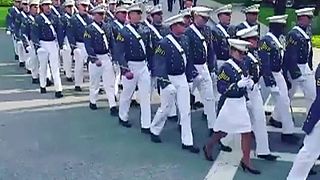 چت کردن یک فارغ التحصیل آکادمی نظامی آمریکا در مراسم رژه فارغ التحصیلی