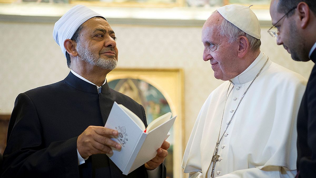 Il Papa abbraccia l'Imam di Al Azhar e dice: "L'incontro è il messaggio"