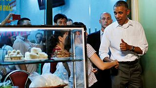 Obama sits down for $6 meal in Vietnam