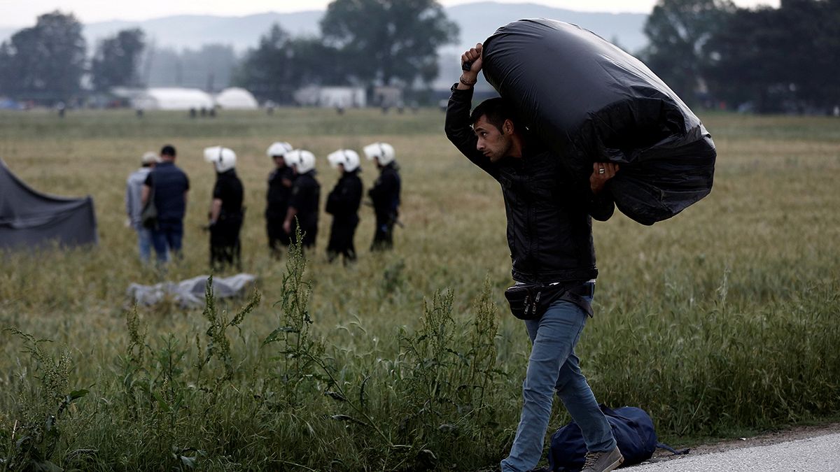 اليونان تشرع في إخلاء مخيَّم إيدوميني للاجئين والمهاجرين على الحدود مع مقدونيا