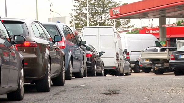 Fransa'da yol kapatma eylemleri yayılıyor Fransa'da yol kapatma eylemleri yayılıyor