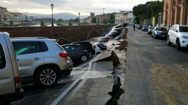 Un bout de quai s'écroule près du Ponte Vecchio à Florence Un bout de quai s'écroule près du Ponte Vecchio à Florence
