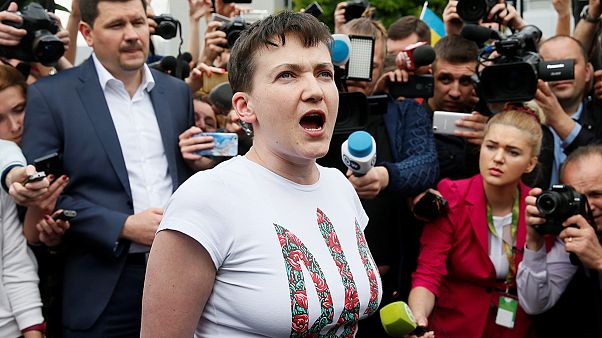 Scambio di prigionieri con Mosca: Nadia Savchenko a Kiev, "pronta a combattere" Scambio di prigionieri con Mosca: Nadia Savchenko a Kiev, "pronta a combattere"