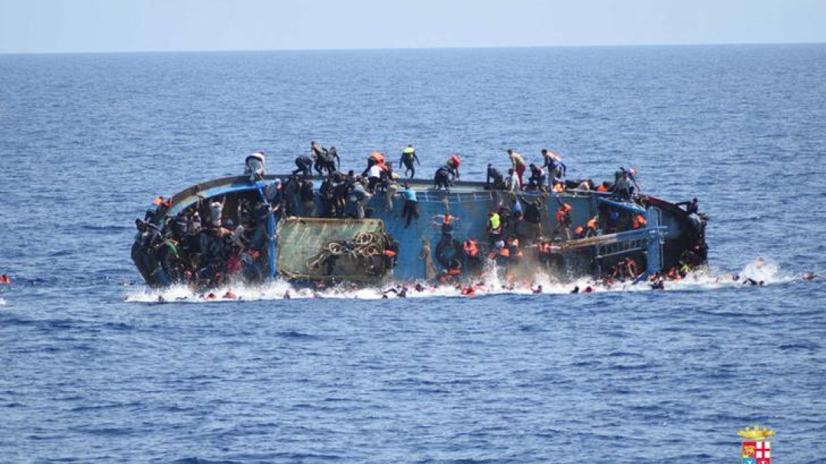 Migranti. Si capovolge barcone con 600 persone, 5 i morti accertati