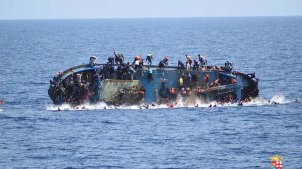 انقاذ 500 مهاجر قبالة السواحل الليبية بعد غرق قاربهم انقاذ 500 مهاجر قبالة السواحل الليبية بعد غرق قاربهم