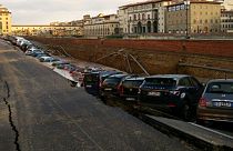 Флоренция: гигантская трещина "поглощает" машины