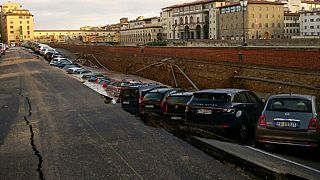 Erdloch in Florenz: Autos sacken am Ponte Vecchio in Asphalt-Krater