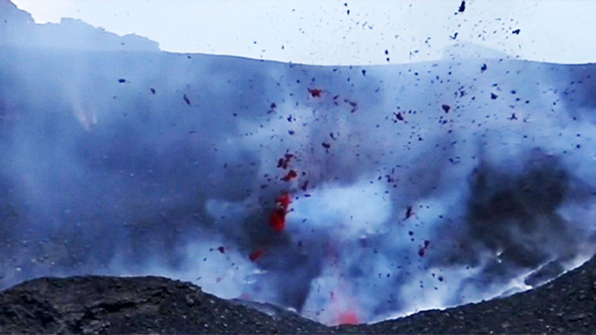 Италия: извергающийся вулкан Этна привлекает туристов