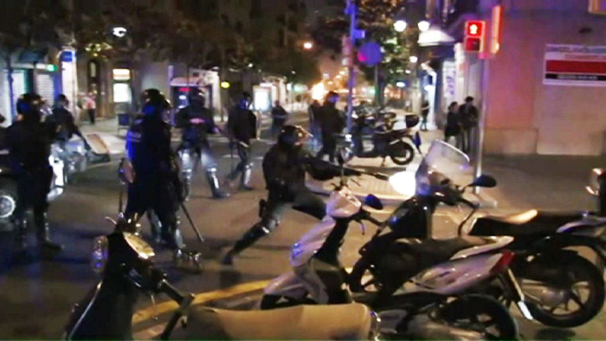 اشتباكات بين شرطة برشلونة ومحتجين تُخلف العديد من المصابين