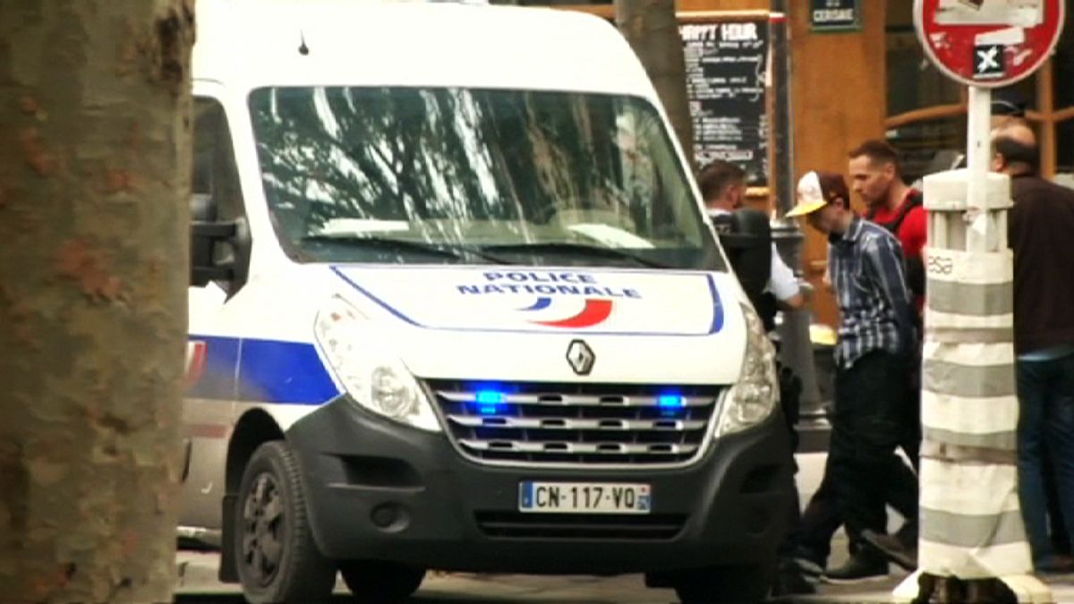 Paris'te polis zor anlar yaşadı