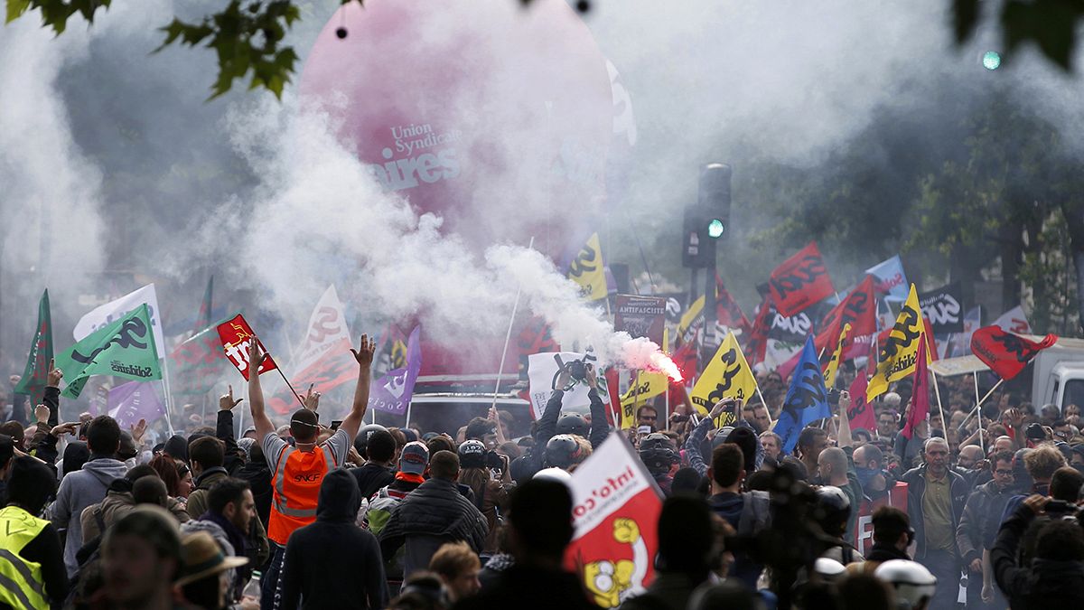 France PM Valls hints at tweaks to labour laws as strikes and protests go on