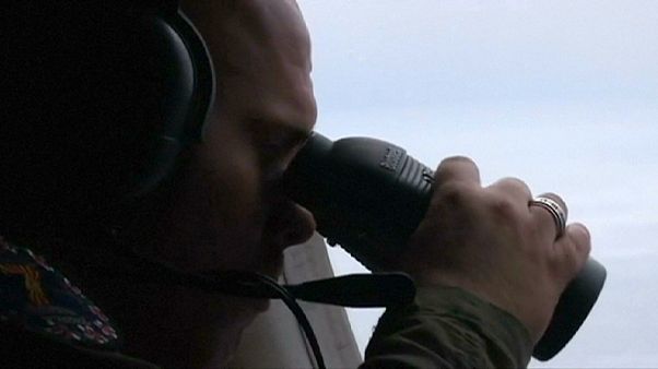 Egito define perímetro de buscas após detetar sinais do avião da Egyptair Egito define perímetro de buscas após detetar sinais do avião da Egyptair