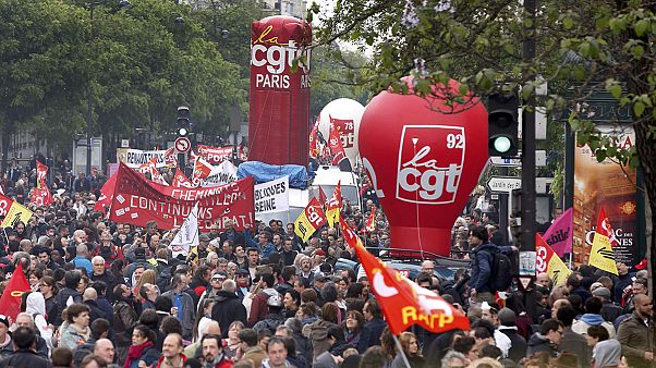 Francia: in migliaia partecipano all'ottavo sciopero generale contro la riforma del lavoro Francia: in migliaia partecipano all'ottavo sciopero generale contro la riforma del lavoro
