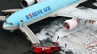 Avião coreano incendeia-se no aeroporto em Tóquio