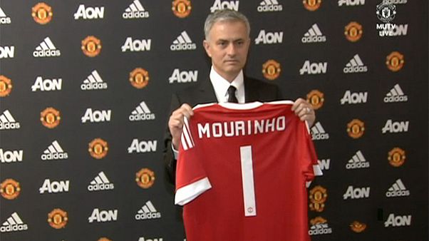 Hivatalos: Mourinho aláírt a MU-nál Hivatalos: Mourinho aláírt a MU-nál