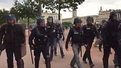 اعتراض به قانون کار در لیون؛ پلیس ضد شورش دوربین خبرنگار بخش فارسی یورونیوز را شکست