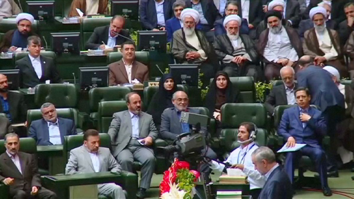 Ruhani fordert vom iranischen Parlament Unterstützung