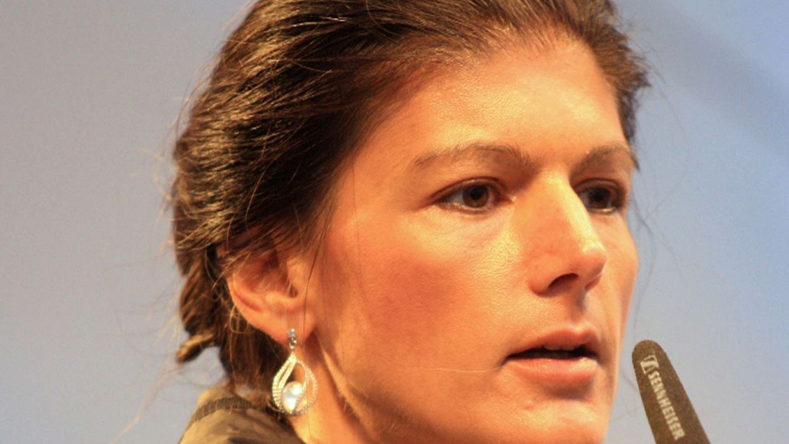Saudämlich? Braune Torte auf Sahra Wagenknecht