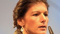 Saudämlich? Braune Torte auf Sahra Wagenknecht
