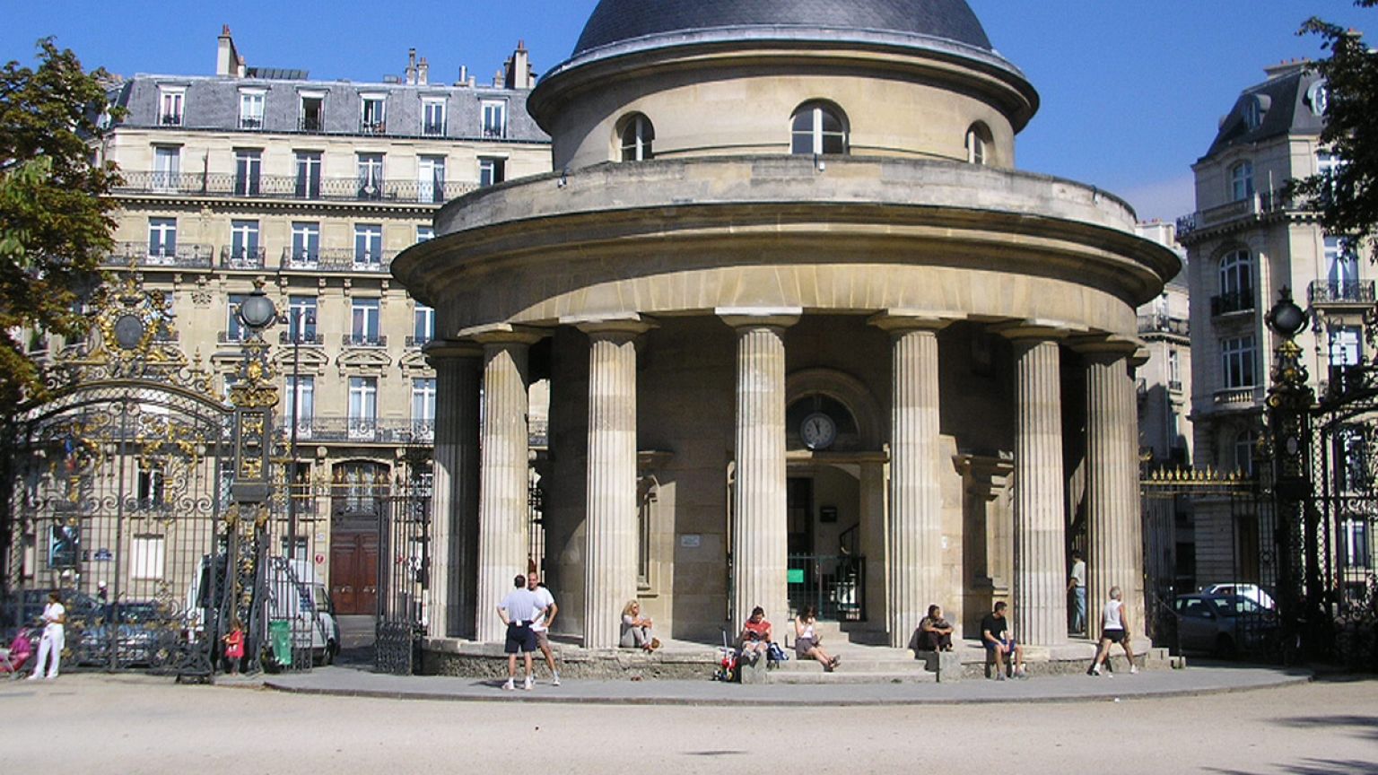 11 hit by lightning in Paris park