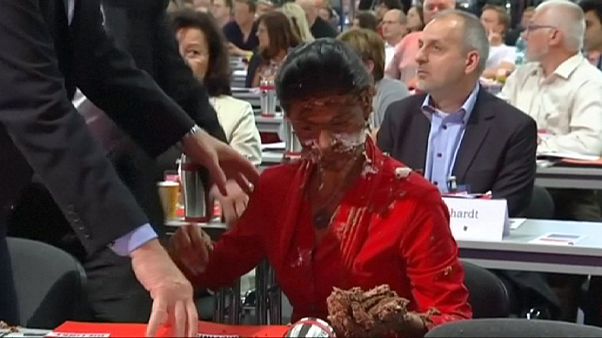 "Antifaschistischer Tortenangriff" auf Sahra Wagenknecht "Antifaschistischer Tortenangriff" auf Sahra Wagenknecht