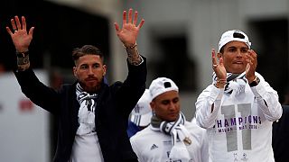 El Real Madrid celebra con su afición la victoria