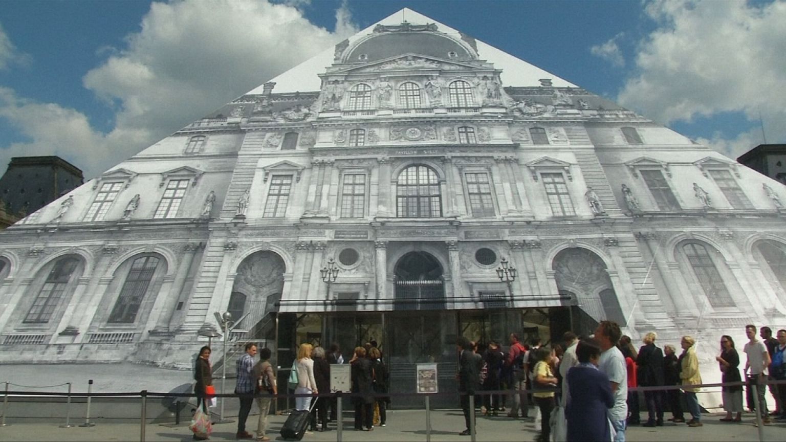 Ilusión caleidoscópica en la pirámide del Louvre