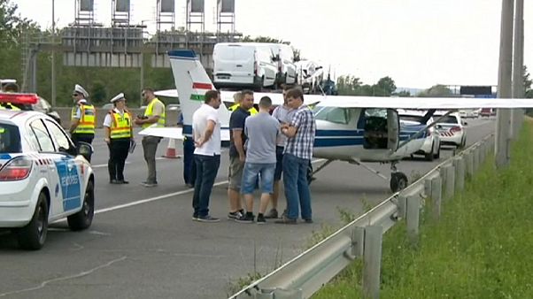 Aterrizaje de emergencia en plena autopista cerca de Budapest Aterrizaje de emergencia en plena autopista cerca de Budapest