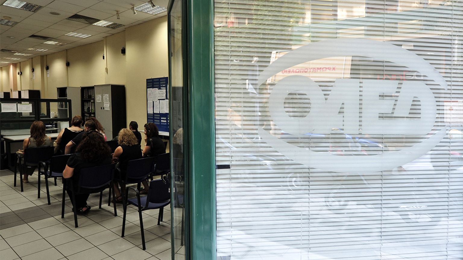 Eurostat: Στο 24,2% η ανεργία στην Ελλάδα τον Φεβρουάριο  - Την μεγαλύτερη μείωση κατέγραψε η Κύπρος