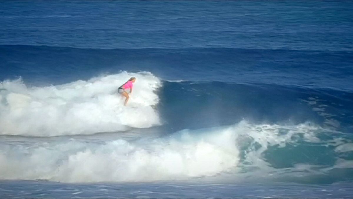 Surf Championsship vor den Fidschi Inseln: Bethany Hamilton - mit einem Arm zum Sieg