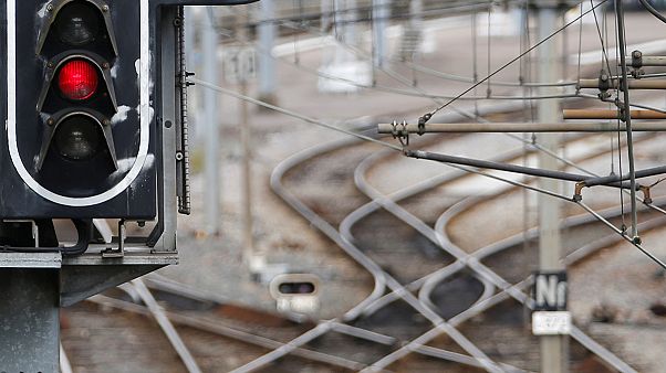 Γαλλία: Απεργία των εργαζομένων στο σιδηροδρομικό δίκτυο - Ανησυχία ενόψει Euro 2016 Γαλλία: Απεργία των εργαζομένων στο σιδηροδρομικό δίκτυο - Ανησυχία ενόψει Euro 2016