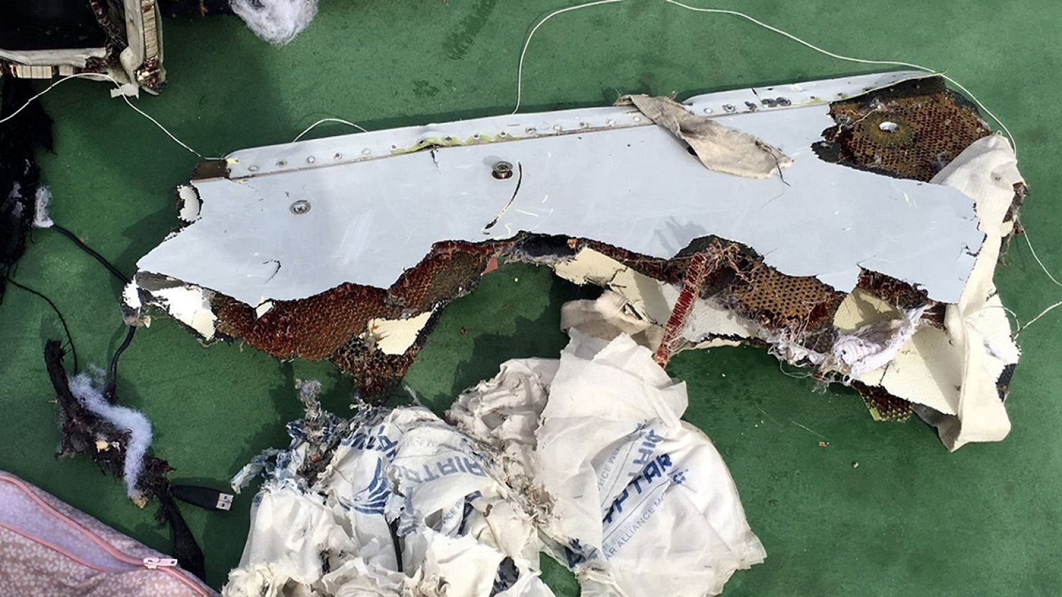 Egyptair: Kara kutuya ait ilk sinyaller alındı
