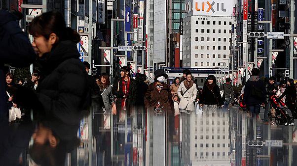 Japan verschiebt Mehrwertsteuererhöhung um zweieinhalb Jahre Japan verschiebt Mehrwertsteuererhöhung um zweieinhalb Jahre
